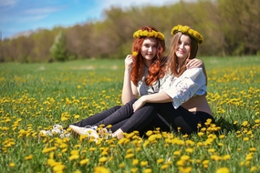 春天绿色盎然草地闺蜜美女写真图片